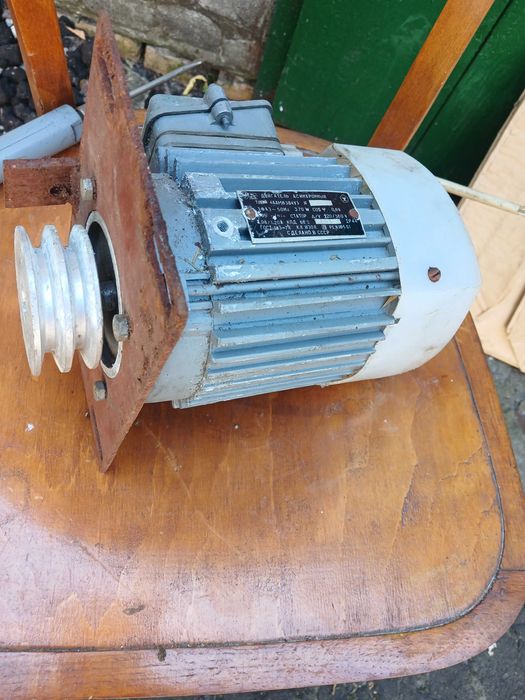 Електродвигун 220/380 370 Вт 1365 об.хв. з подвійним шківом новий СССР