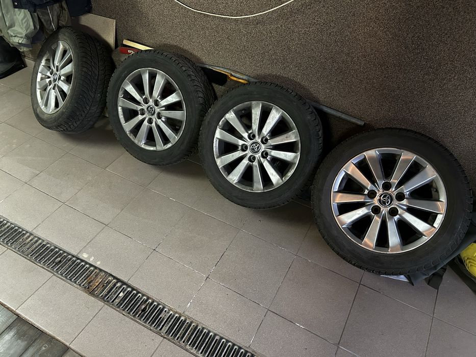Opony zimowe wraz z felgami oryginal Toyota
