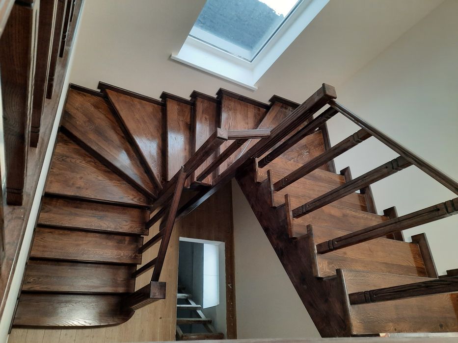 Сходи, сходи дерев'яні, сходи дубові,