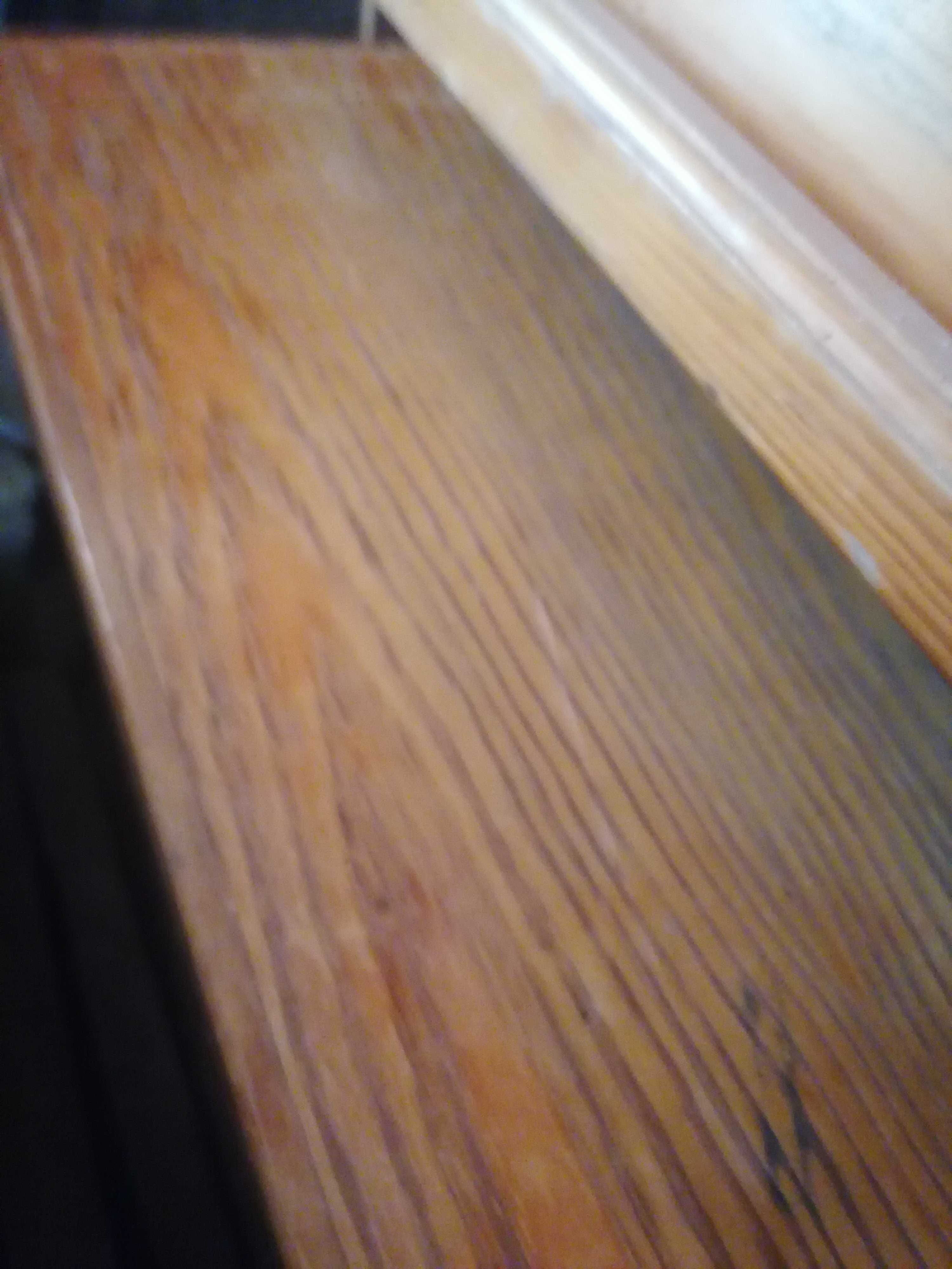 Mesa quadrada com 4 cadeiras.