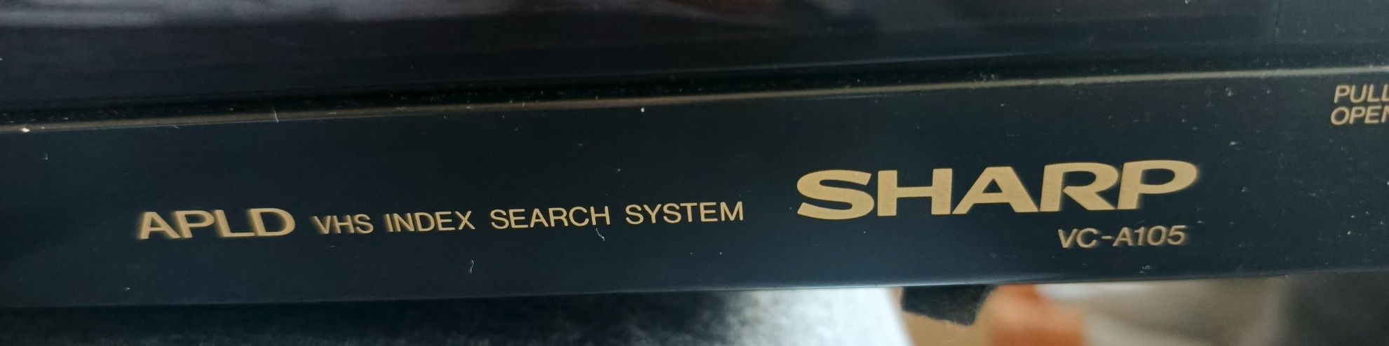 Sharp VC-A105B - magnetowid z lat 90