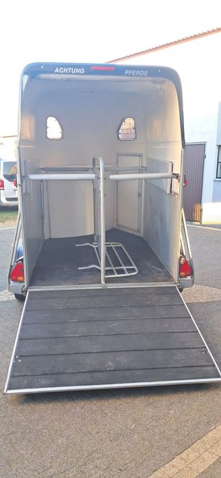 Przyczepa do przewozu dwóch koni