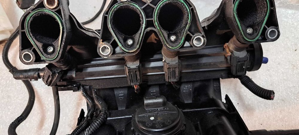 Kolektor ssący wtryski Audi A3 8P 1.6 BGU