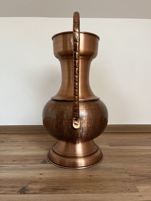 Antyczny miedziany dzban dekoracyjny – duży, ręcznie wykonany (57 cm)