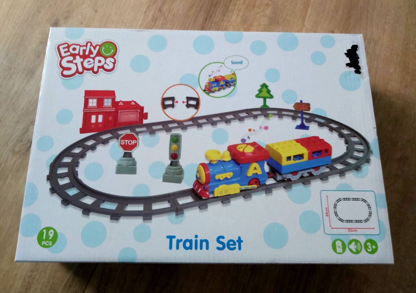 Pociąg EARLY STEPS train NOWY kolejka tory znaki stacją kolejowa