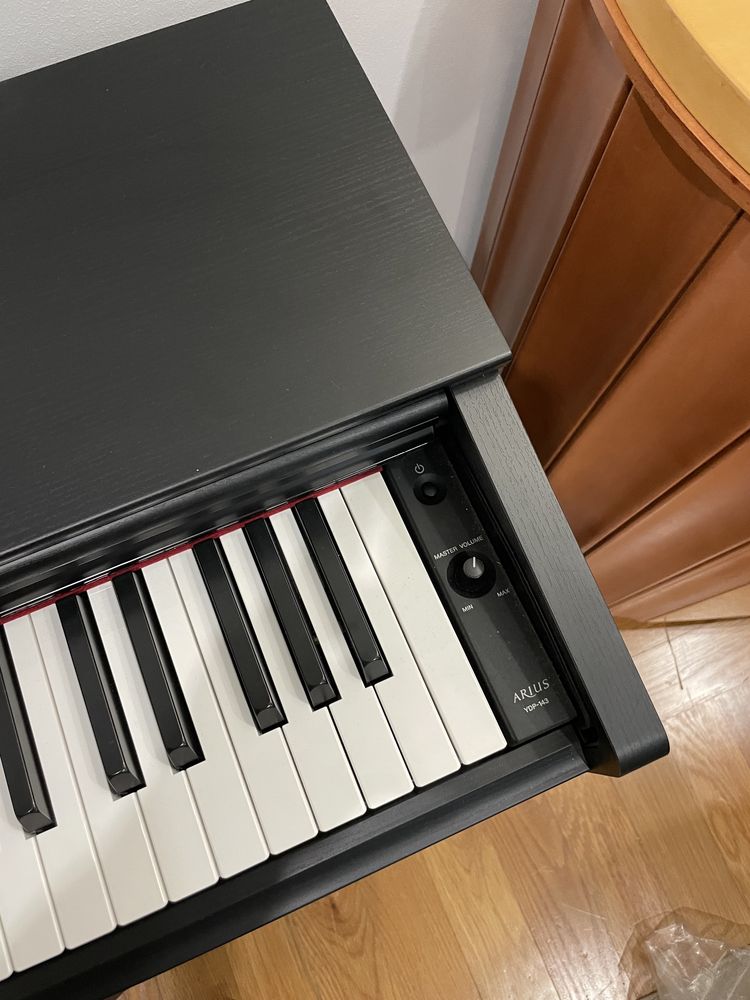 Piano Yamaha Arius