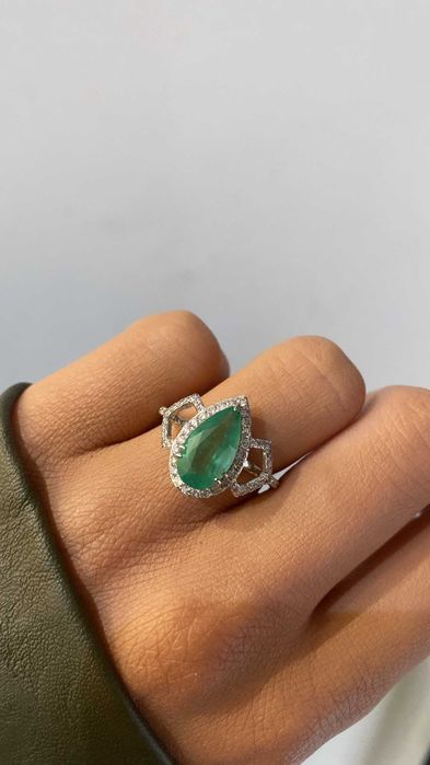 Pierścionek z naturalnym szmaragdem 2.50ct, z diamentami 0.52ct IGI