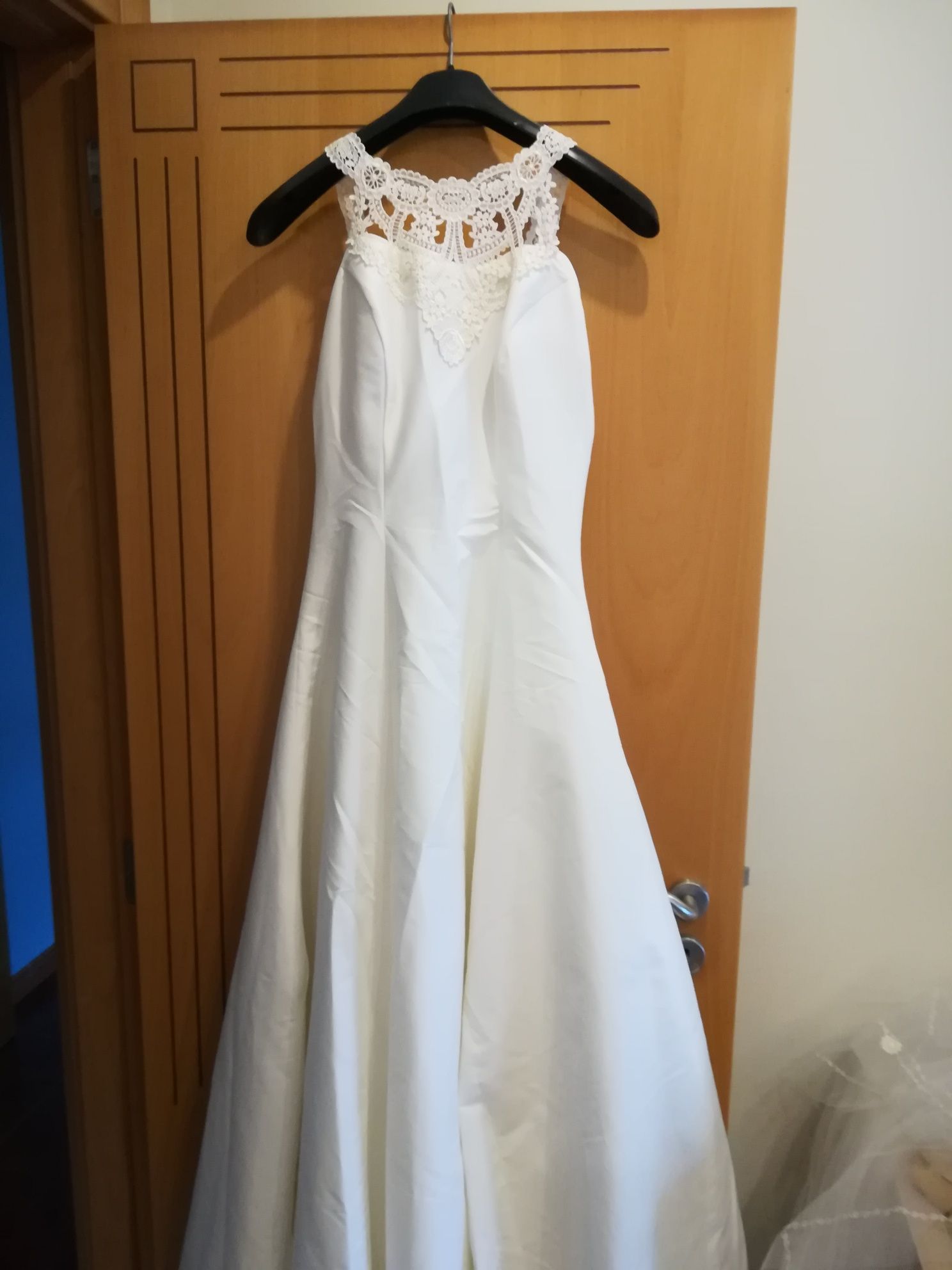 Vestido de noiva com véu