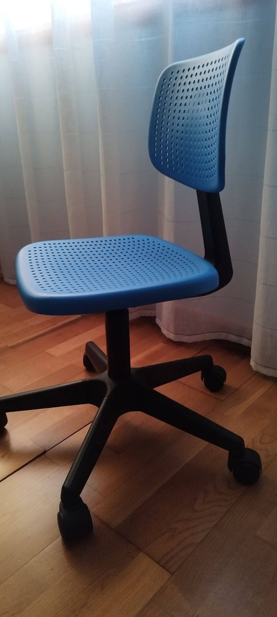 Vendo cadeira nova de secretária