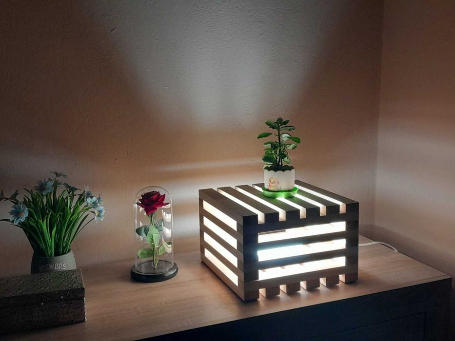 Lampa LED wykonana ręcznie z drewna litego