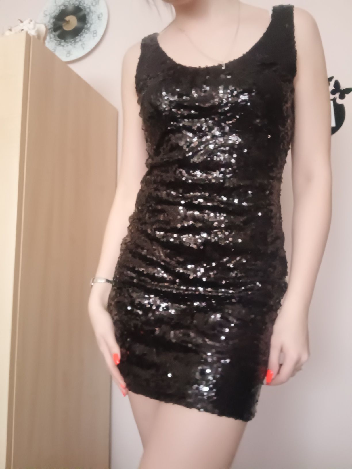 Czarna cekinowa sukienka sexi
