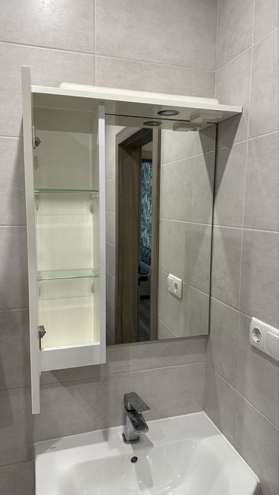 Продается комплек умывальник с тумбой и шкафчиком ванную