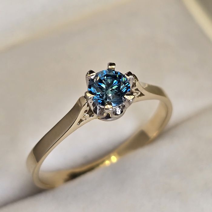 Pierścionek z diamentem naturalnym niebieskim 0,5 Karata VS1