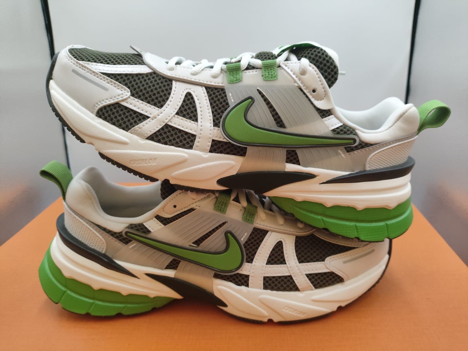 Кросівки Nike V2K Run - 43 розмір.
