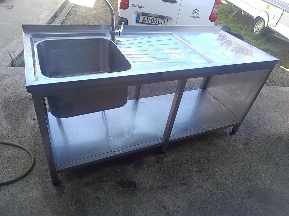 Bancada inox com um pio grande e quatro portas em inox