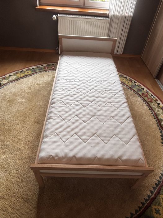 Łóżeczko dzieciece z materacem.