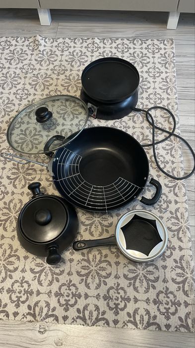 Wok/patelnia/grill elektryczny wraz z akcesoriami.