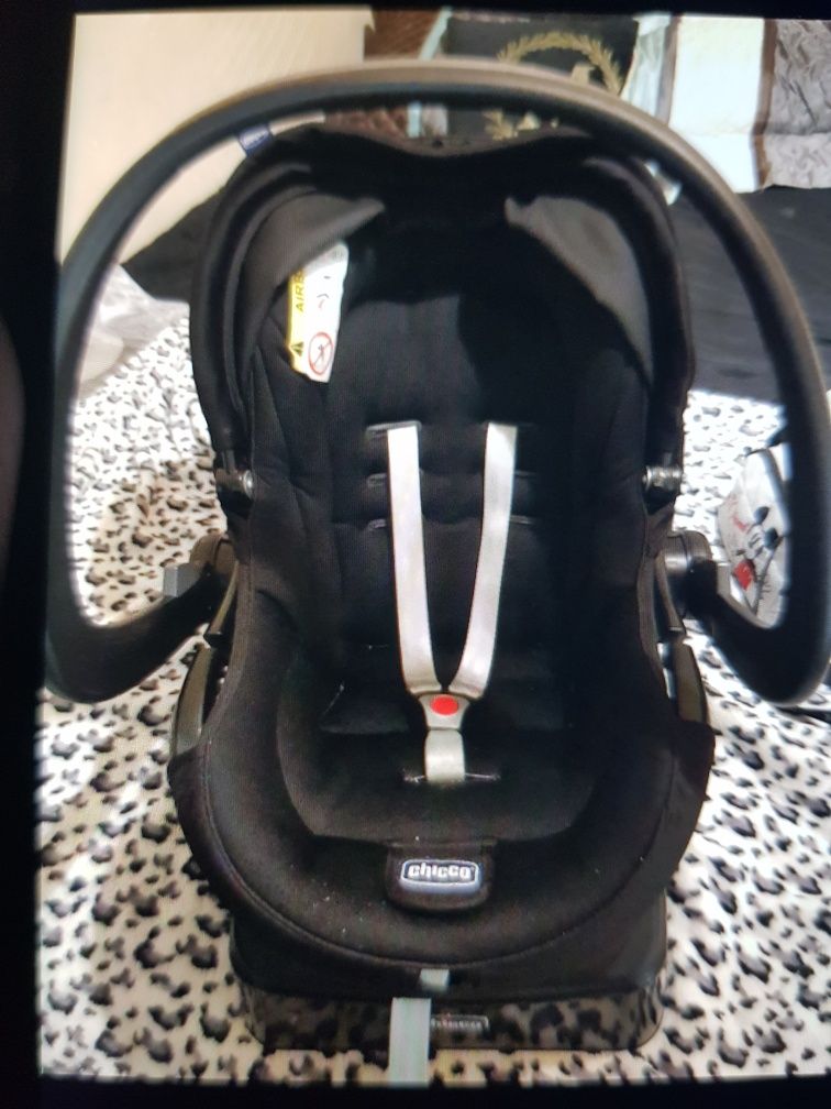 Ovo com Isofix da marca chicco