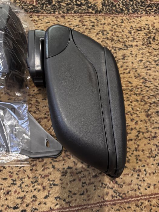 Універсальний підлокітник для машини