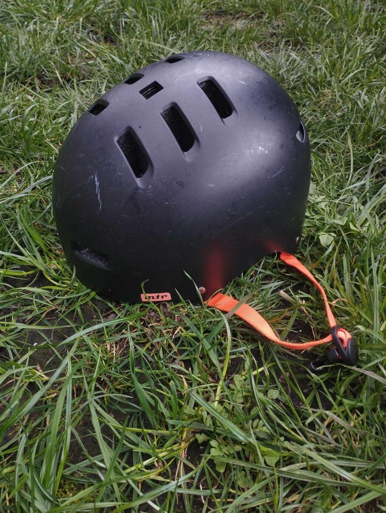 Kask sportowy. Czarny.