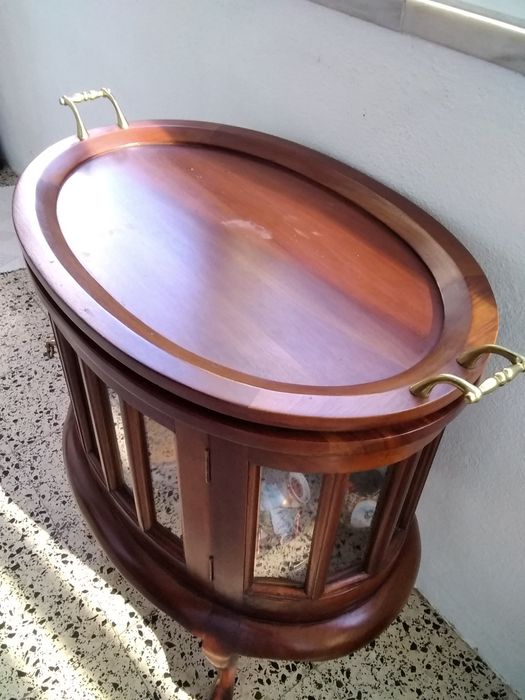 Móvel Bar em madeira maciça com tabuleiro.