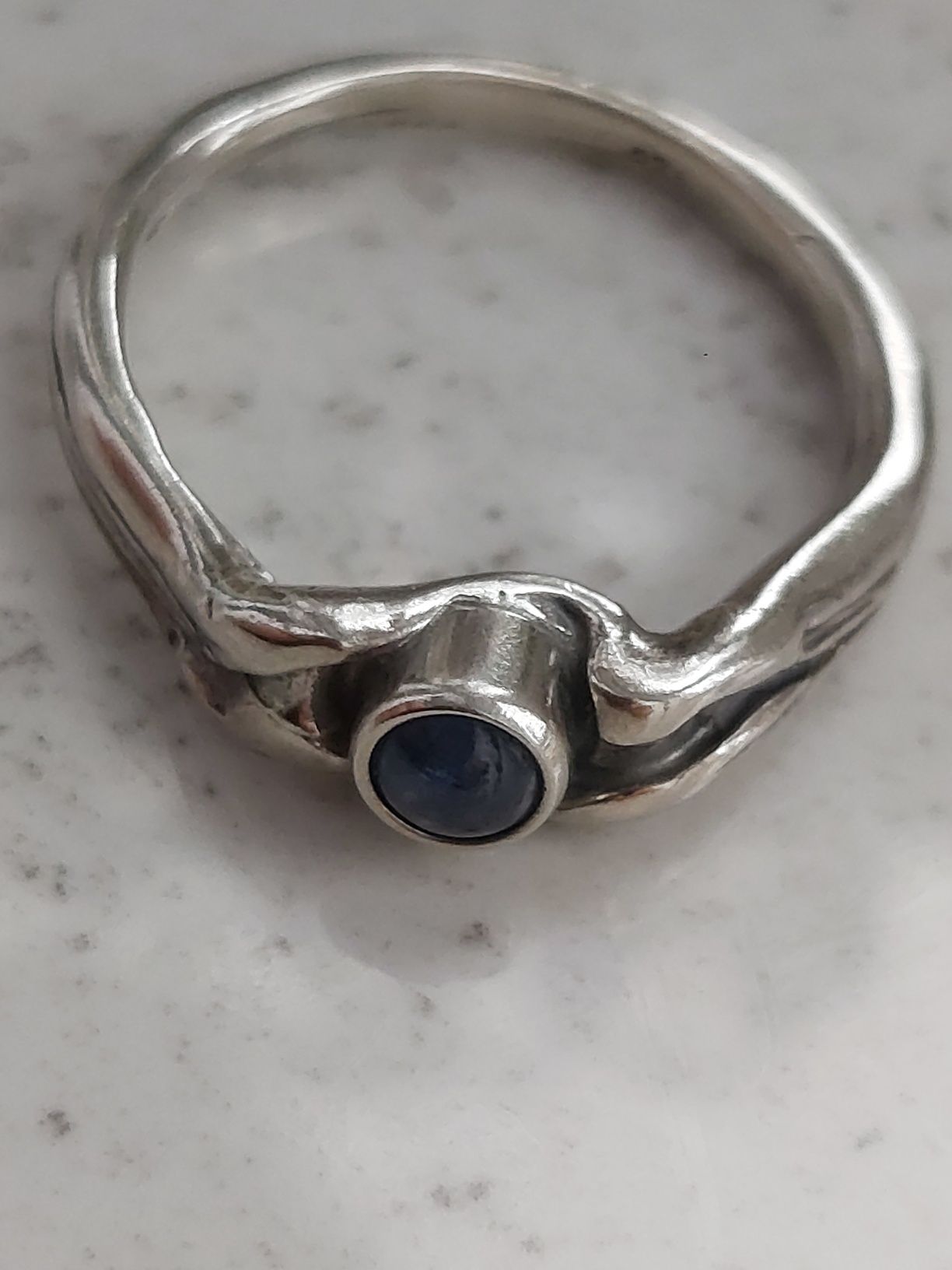 Vintage srebrny pierścionek z szafirem.