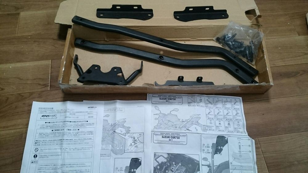 3100FZ GSR750 (11 > 16) Suzuki centralny GIVI stelaż