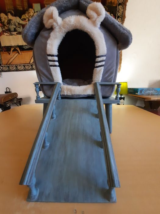 Cama para animal de estimação com suporte de madeira