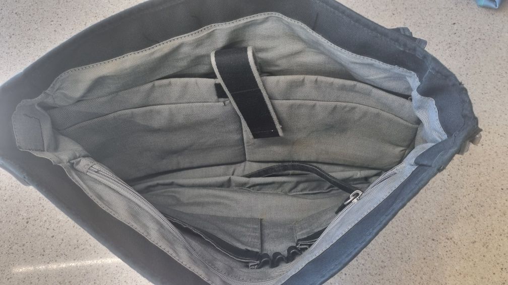 Torba męska czarna lacoste A4 laptop uczelnia biuro jeszcze całkiem OK