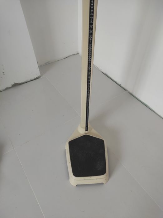 Balança de consultório em ferro monocromada em branco como nova