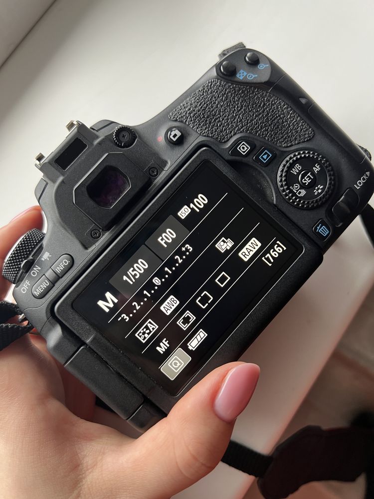 Зеркальный фотоаппарат Canon EOS 760D