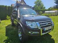 Mitsubishi Pajero Pajero 4 przygotowane na dalekie i bliskie wycieczki