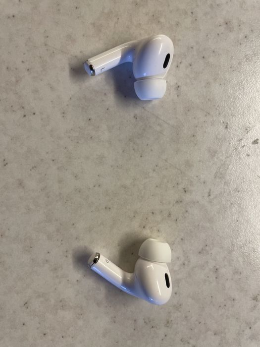 Airpods pro 2, навушники лівий (3047) та правий (2698).