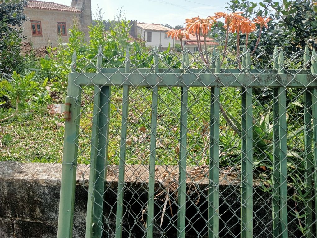 Portão de ferro em muito bom estado