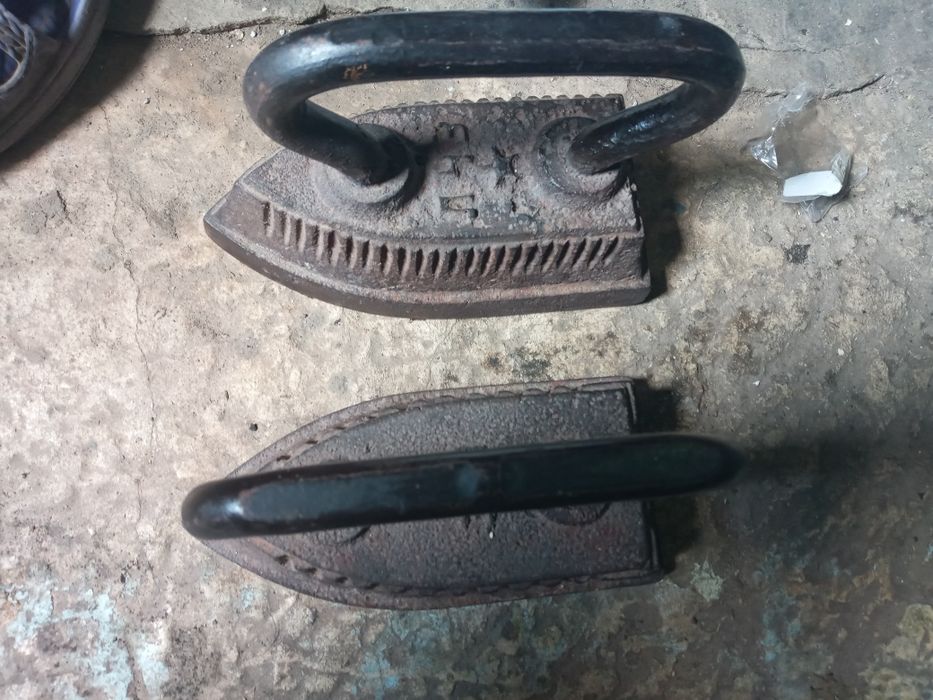 Старые литые утюги.