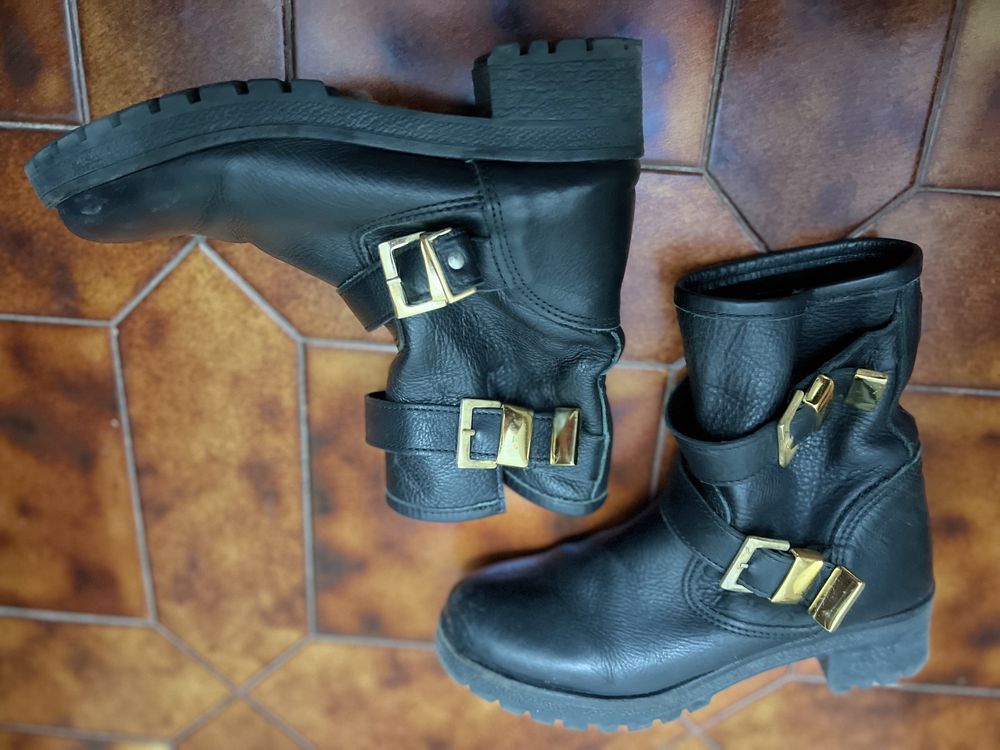 Botas pretas com fivela de fecho