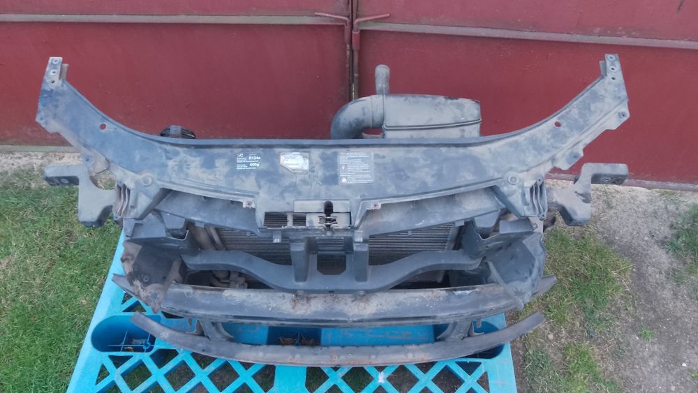 Volkswagen Passat B6 1.9 TDI Pas Przód Przedni Chłodnice Wentylator