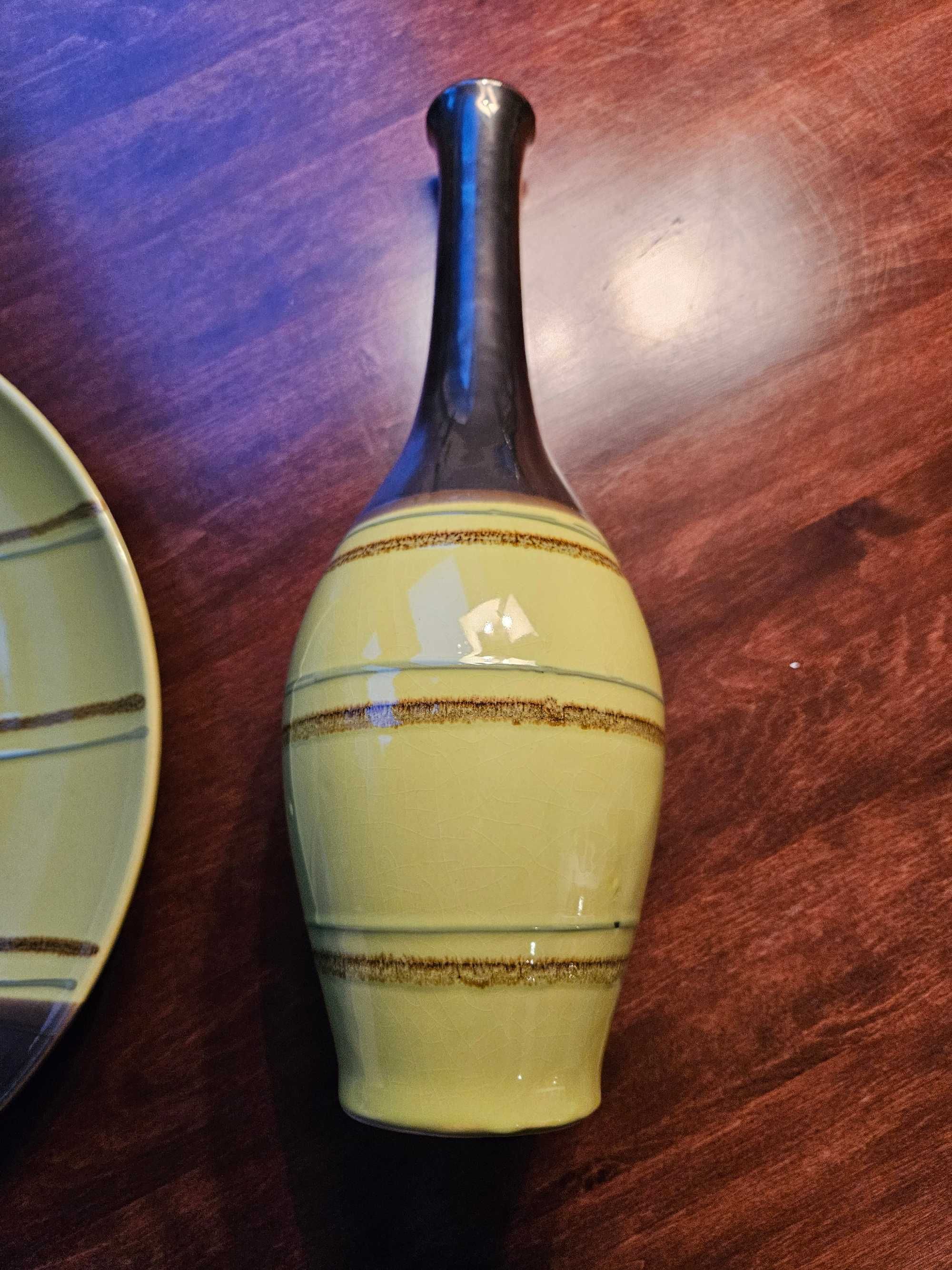 ceramiczny talerz ozdobny z wazonem