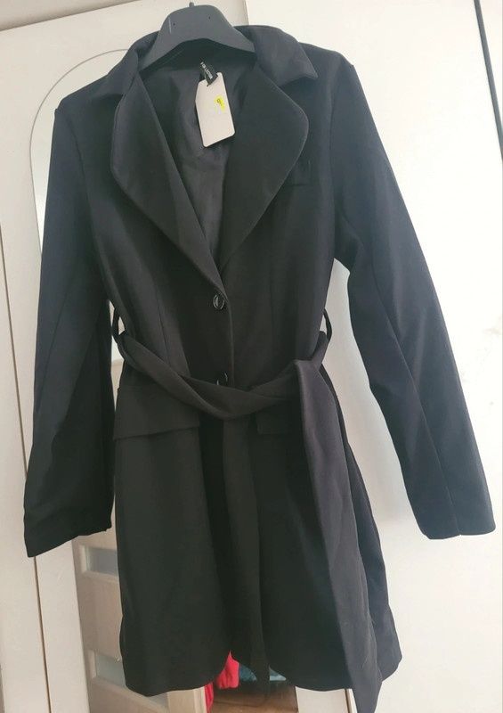 Nowa z metką bardzo elegancka czarna marynarka z paskiem