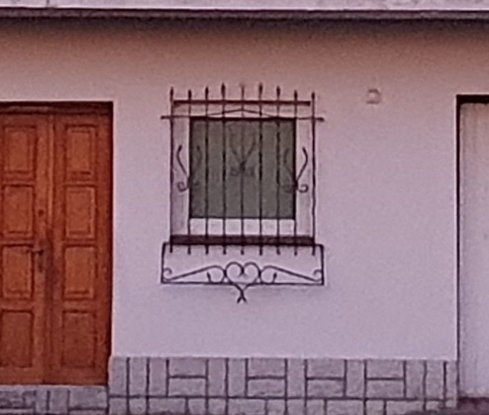 Kuta krata do okna ozdobna z kwietnikiem/ stelażem na kwiaty