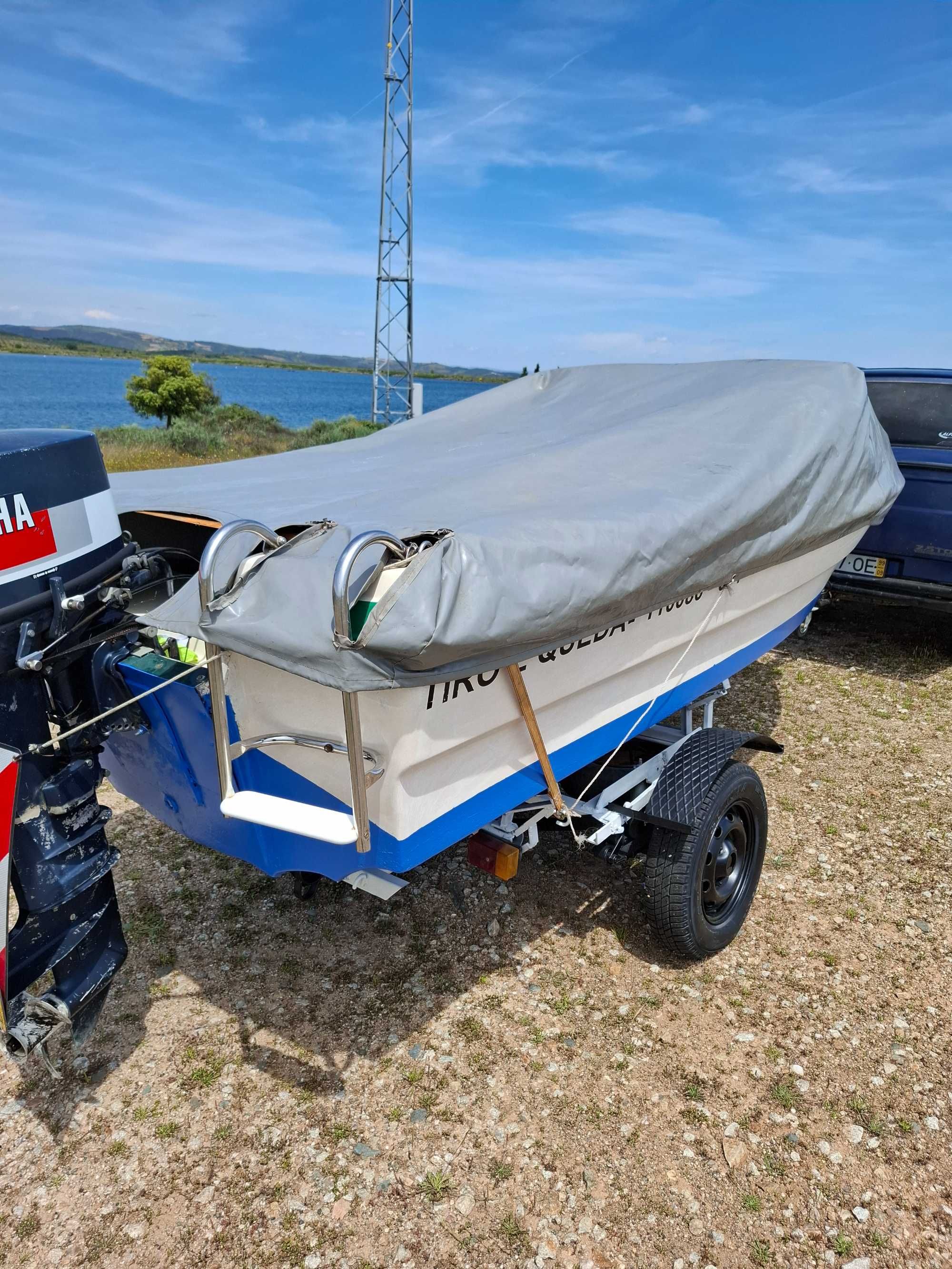 Barco ou lancha .