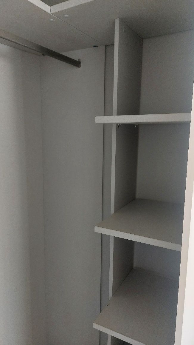 Móvel de guarda-roupa com porta espelhada
