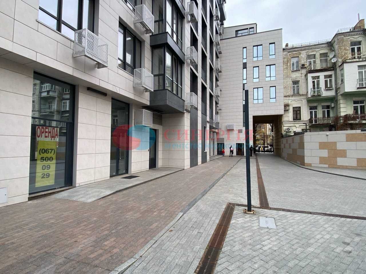 160м, Золоті Ворота, Львівська площа, на вході в ЖК Ярославів град