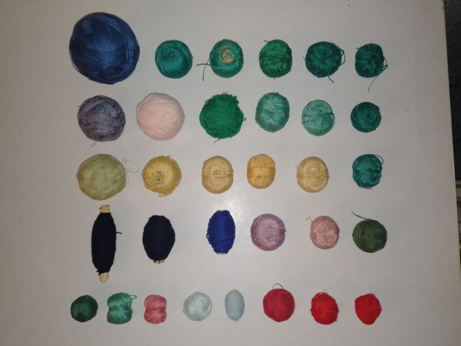 Продаються нитки.