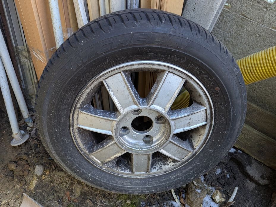 Koło felga R15 z oponą i kapslami KIA