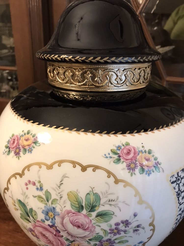 Requintado pote de porcelana de Limoges com aplicações de bronze