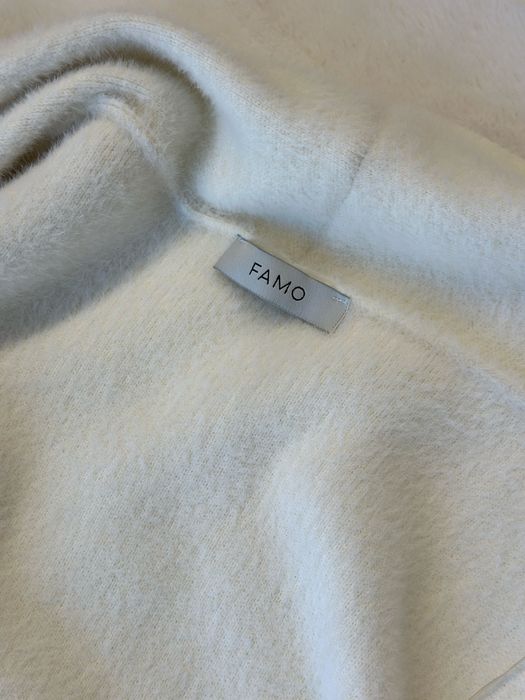Накидка від бренду Famo