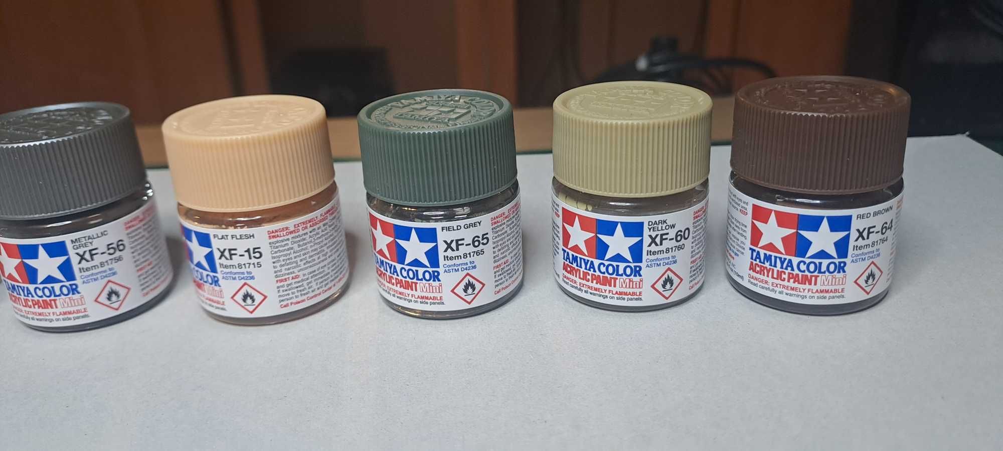 Tamiya Tiger I Mid Production i  zestaw  farb, pędzli i i kleju