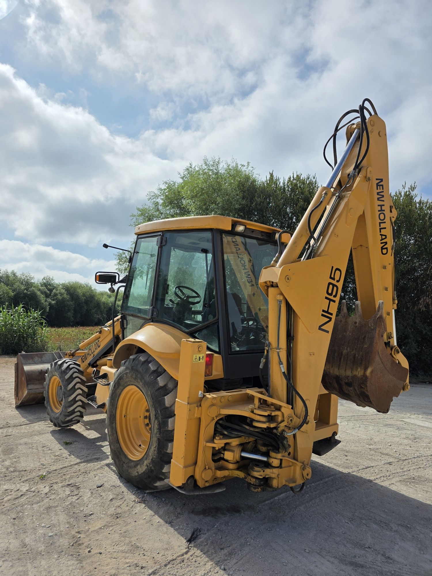 Retroescavadora New Holland NH95