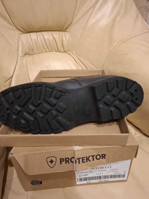 Sprzedam nowe obuwie robocze męskie rozmiar 42